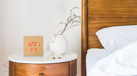 Budzik kostka LED z term, naturalny kolor drewna.