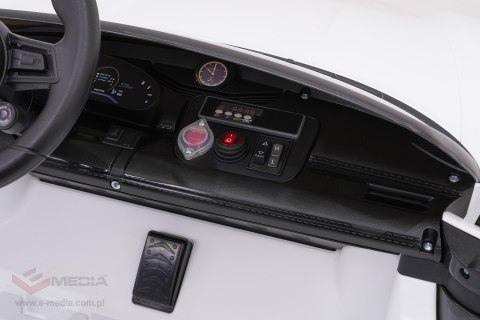 Pojazd Porsche Taycan Turbo S Biały