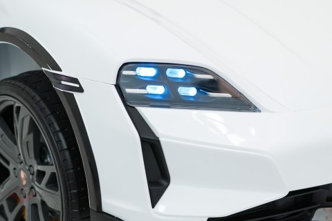 Pojazd Porsche Taycan Turbo S Biały