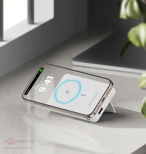 Powerbank Wozinsky WLWP-10KA0Y3WS 22,5W PD Qi2 10000 mAh, z podstawką, 1x USB-A, 1x USB-C - biały